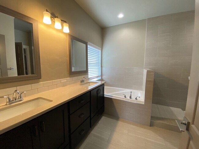 Building Photo - Lovely Single Level 3 Bed 2 Bath Home in M...