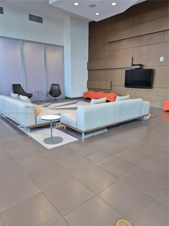 Building Photo - 1111 SW 1st Ave