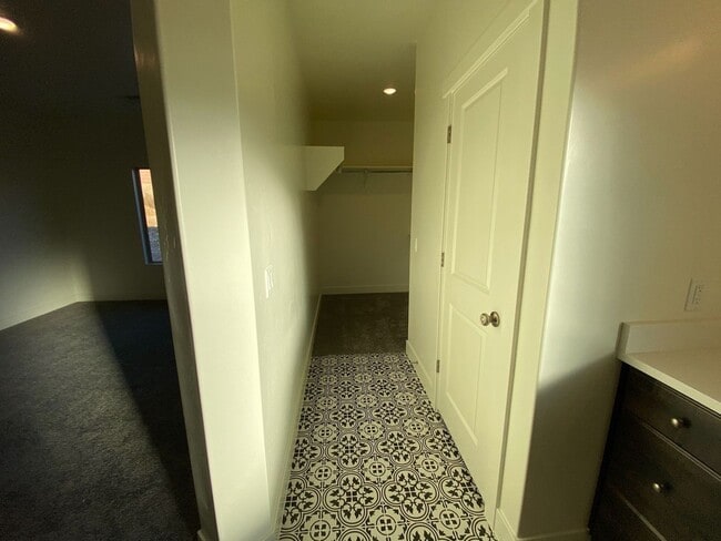 Building Photo - Beautiful 3 Bedroom Single Level Home in S...