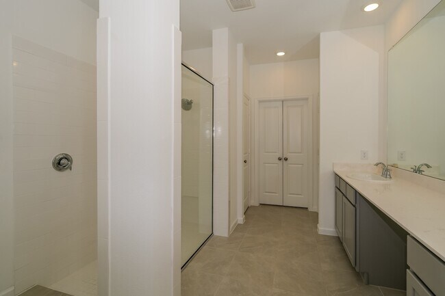 Building Photo - 2513 Seneca Lk Dr