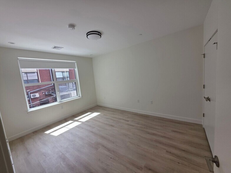 Building Photo - 1151 Walnut St