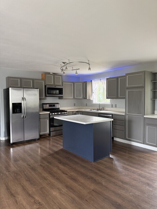 Building Photo - 2150 Bay View Dr