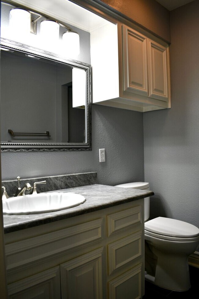 Building Photo - Absolutely Stunning!