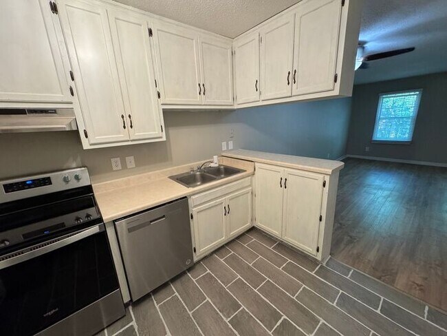 Building Photo - Look and lease-Renovated