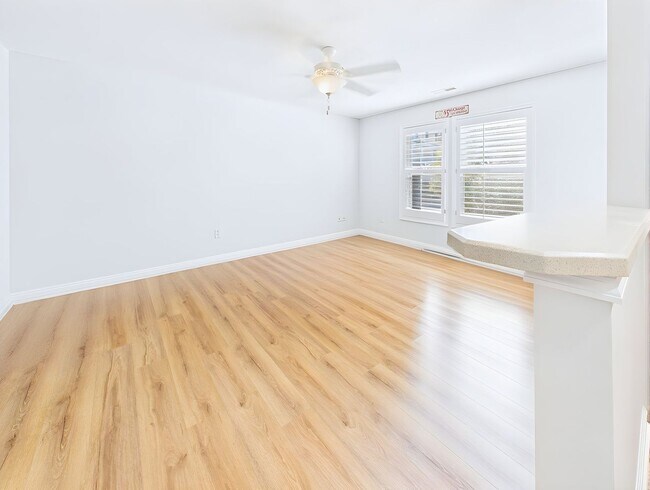 Building Photo - Furnished 2 bd/ 2 ba condo in St James Community!