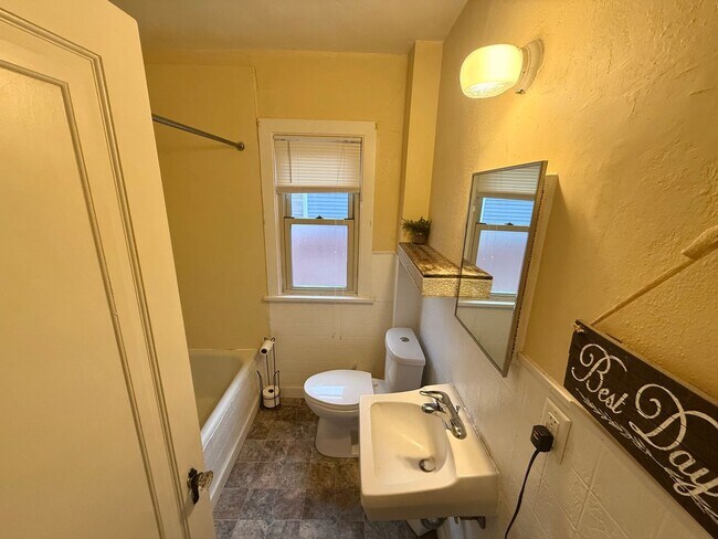 Building Photo - 511 10th Ave SE