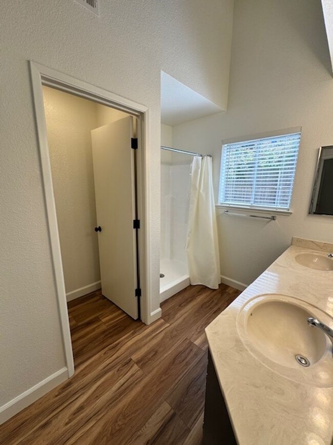 Building Photo - North Hilltop 3 Bedroom Home AVAILABLE FOR...