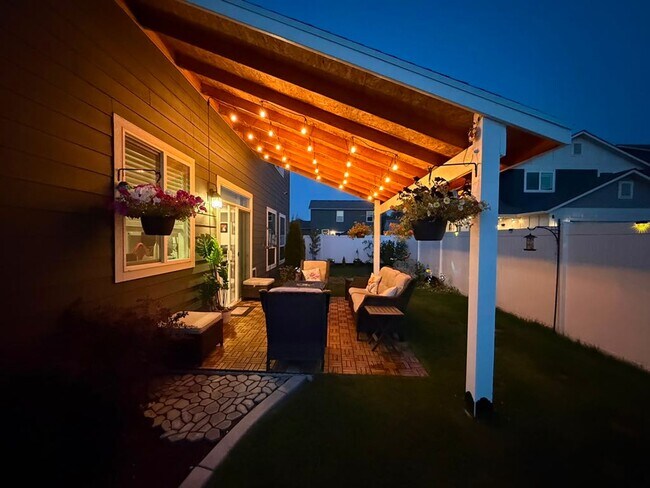 Building Photo - Beautiful Home in the Valley