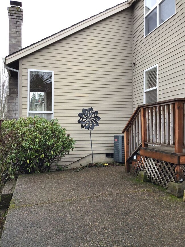 Building Photo - For Rent - Exceptional Murrayhill Location...