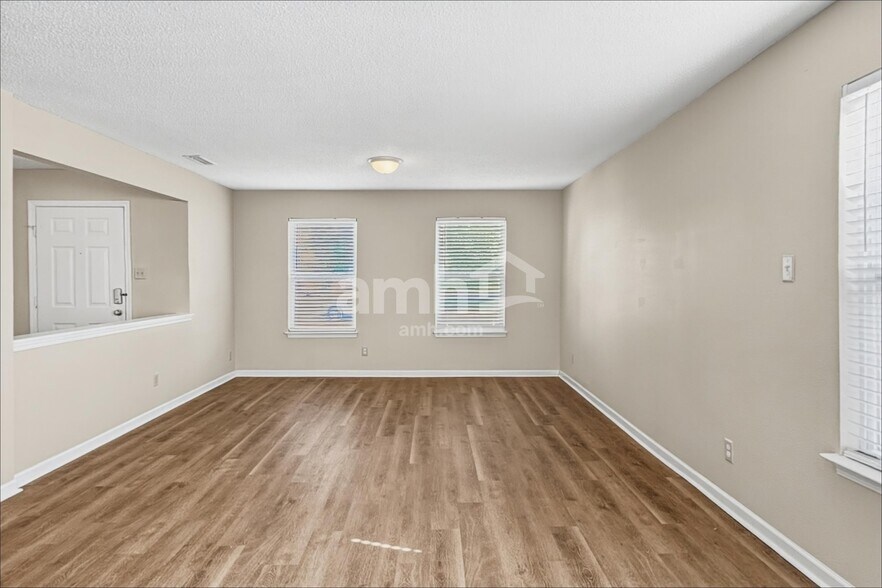 Building Photo - 2324 Shadowbrook Dr