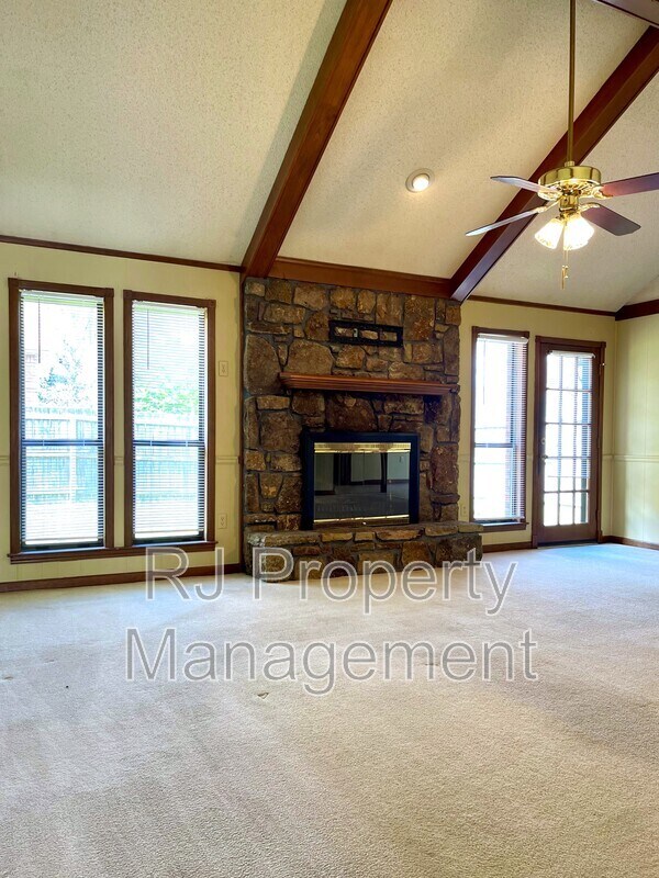 Building Photo - 421 Griffon Dr