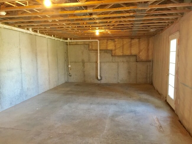 Building Photo - Beautiful Home in Quiet Cul-De-Sac Shelbyville! Basement!