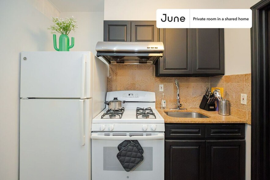 Building Photo - Room in Shared 3 bed/1 bath home in Chinatown