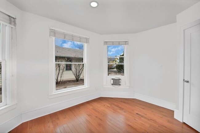 Building Photo - Renovated 2 Bedroom in Downtown Victorian Complex