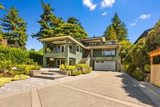 Building Photo - Exquisite Kirkland Estate - Lake Front Views