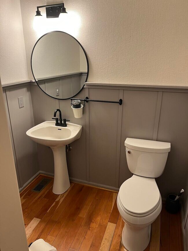 Building Photo - 487 Riverwood Dr