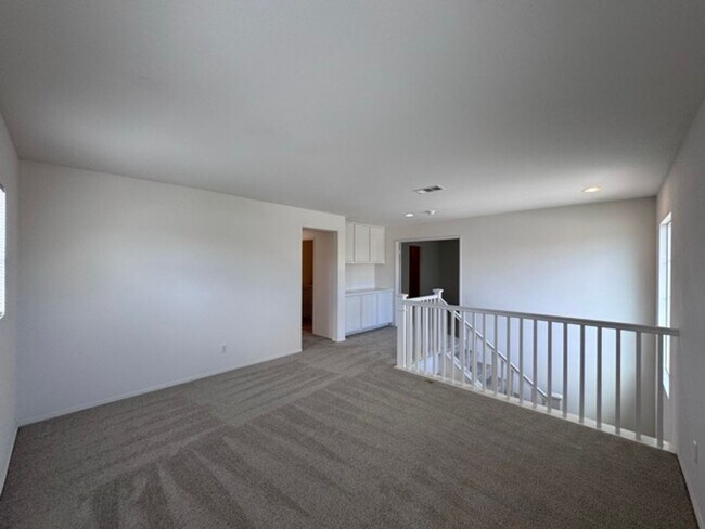 Building Photo - Beautiful 3 Bedroom two story South Temecu...