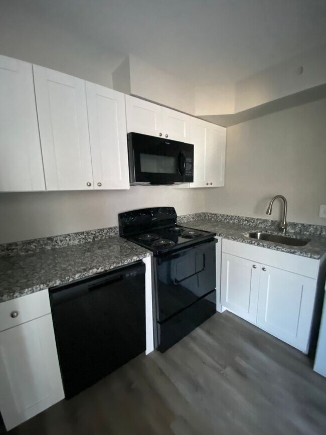 Building Photo - Newly Renovated All Electric 1 Bedroom in ...