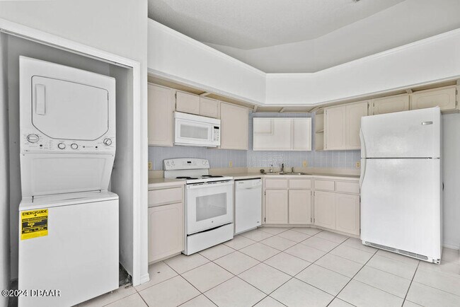 Building Photo - 596 N Nova Rd