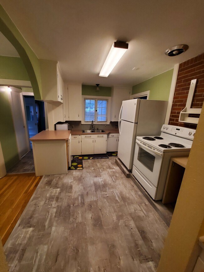 Building Photo - 607 Floral Ave