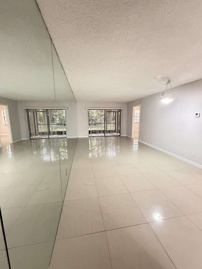 Building Photo - 301 Norwood Terrace