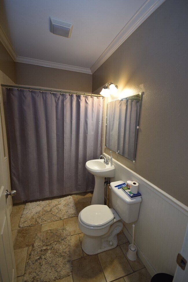 Building Photo - 4 Bed 2 Bath Home Centrally Located!