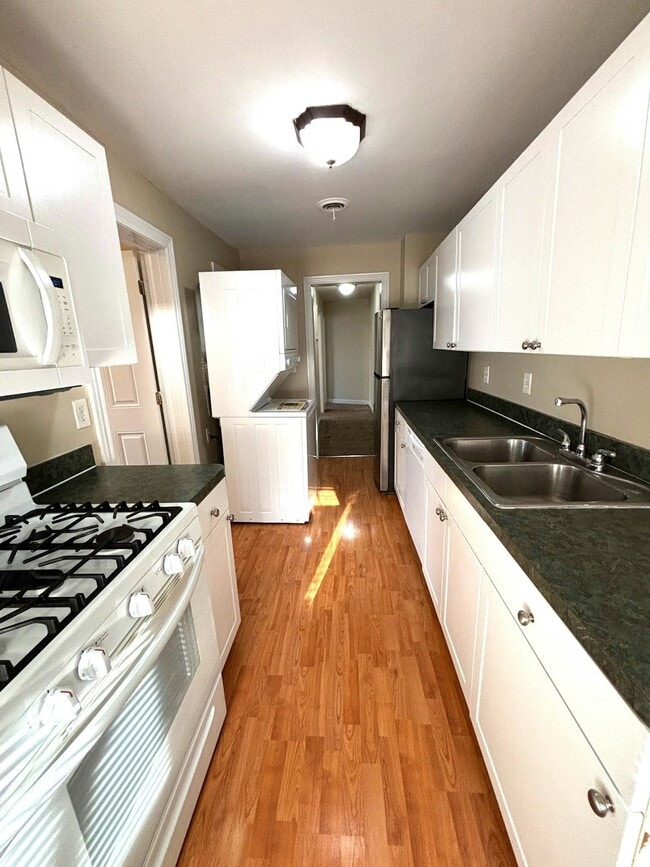 Building Photo - 99 Clinton St