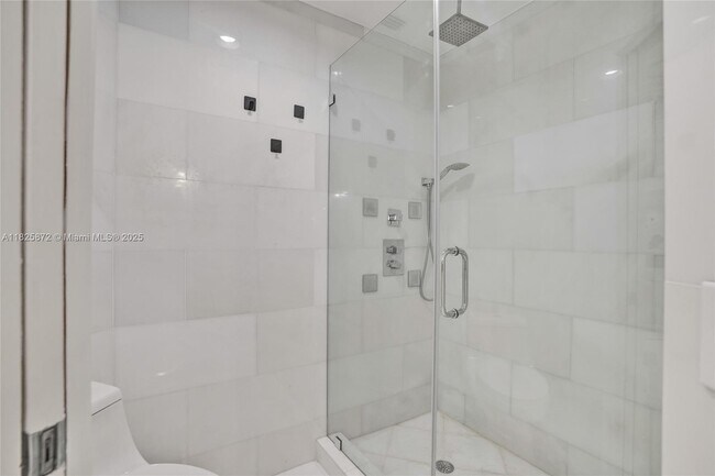 Building Photo - 3500 Mystic Pointe Dr