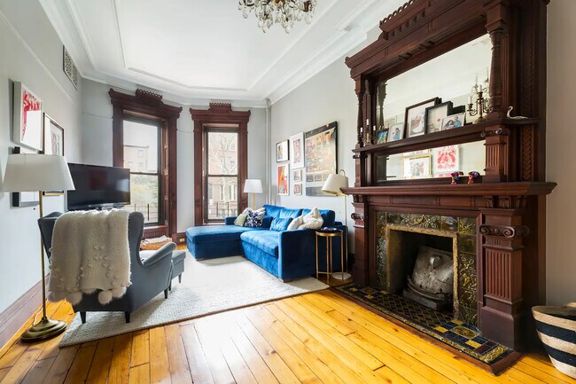 Living area - 140 Halsey St