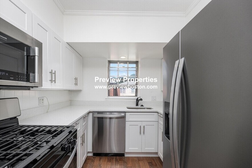 Building Photo - 248 Kelton St