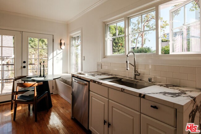 Building Photo - 866 N Doheny Dr