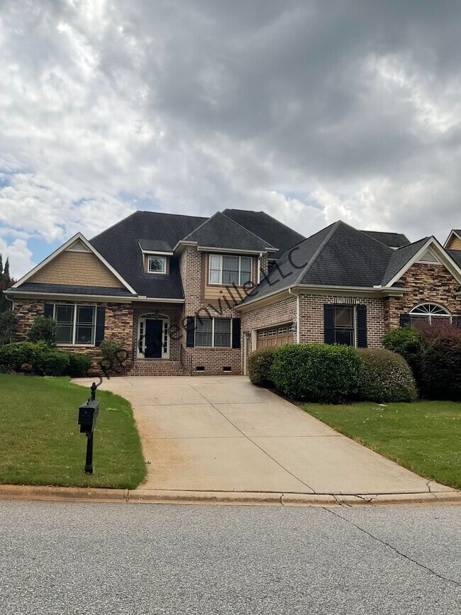 Building Photo - Four Bedroom Brick House for Rent!