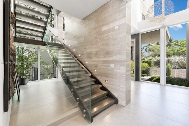 Building Photo - 1379 N Venetian Way