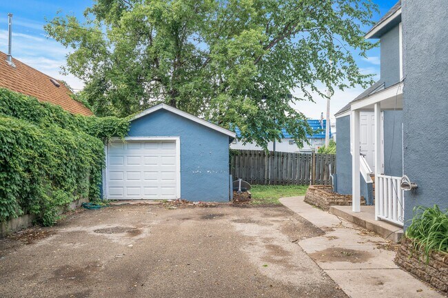 Building Photo - 3BR/1 Bath Lower Level Duplex in Northeast...