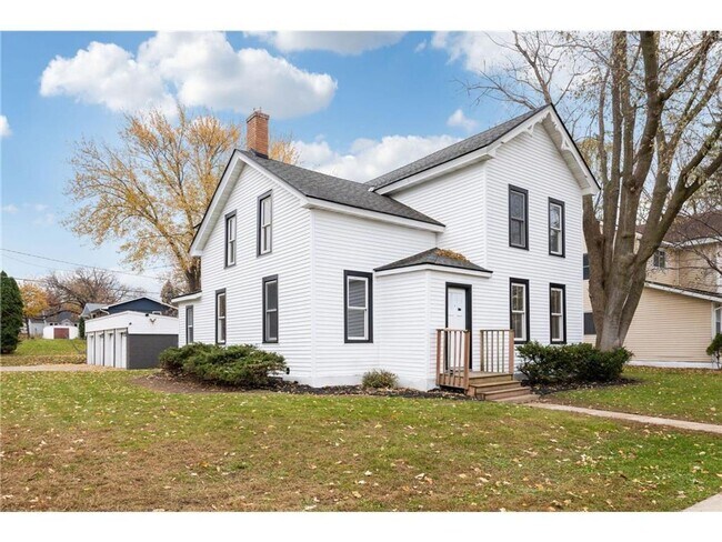 Building Photo - 438 3rd Ave E
