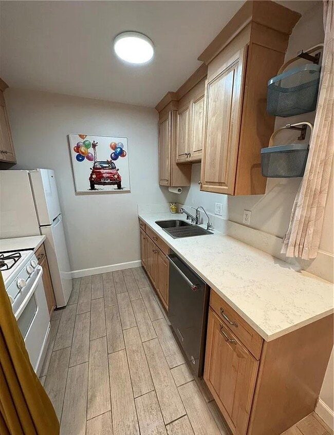 Building Photo - 465 S Los Robles Ave