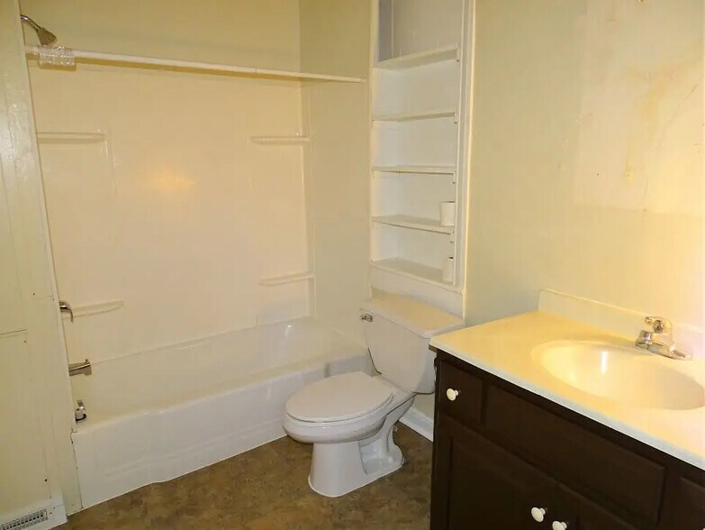 Building Photo - 145 E Main St