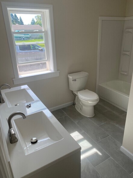 MASTER BATHROOM - 3316 Asbury Rd