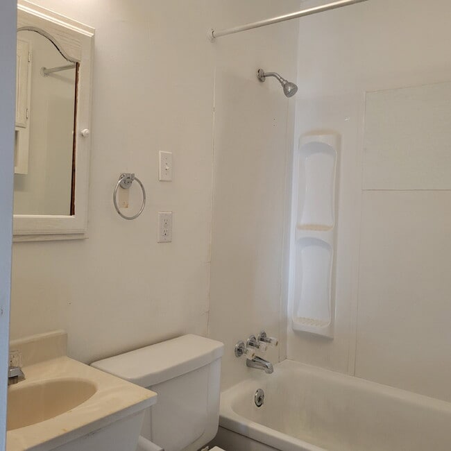 Building Photo - Highway to Home: Rent this 'Neighborly Oasis' 2 Bed/1 Bath with a Garage Bonus!