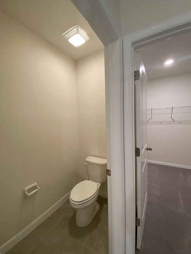 Building Photo - Desirable SE Ocala Neighborhood - Lake Dia...