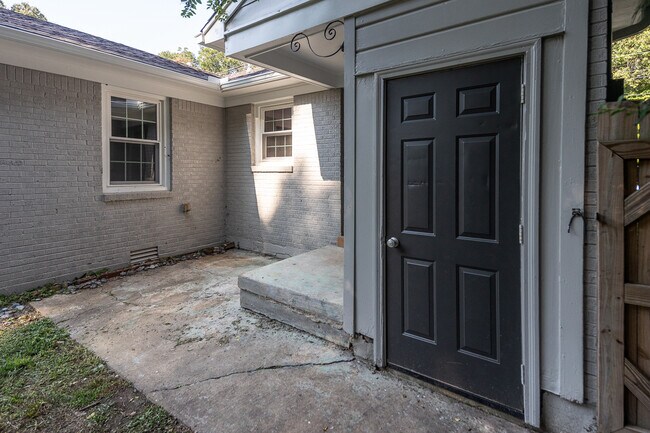 Building Photo - 680 Loeb St