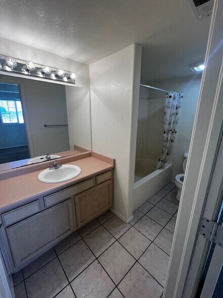 Building Photo - 593 S Aguilar Dr