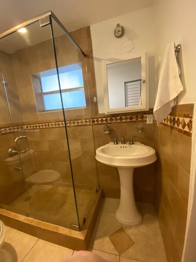 Building Photo - 1 bedroom in North Miami Beach FL 33160
