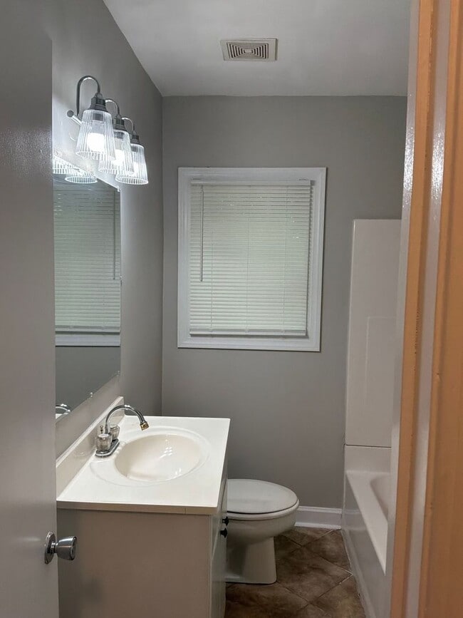 Building Photo - 803 Circle View Dr