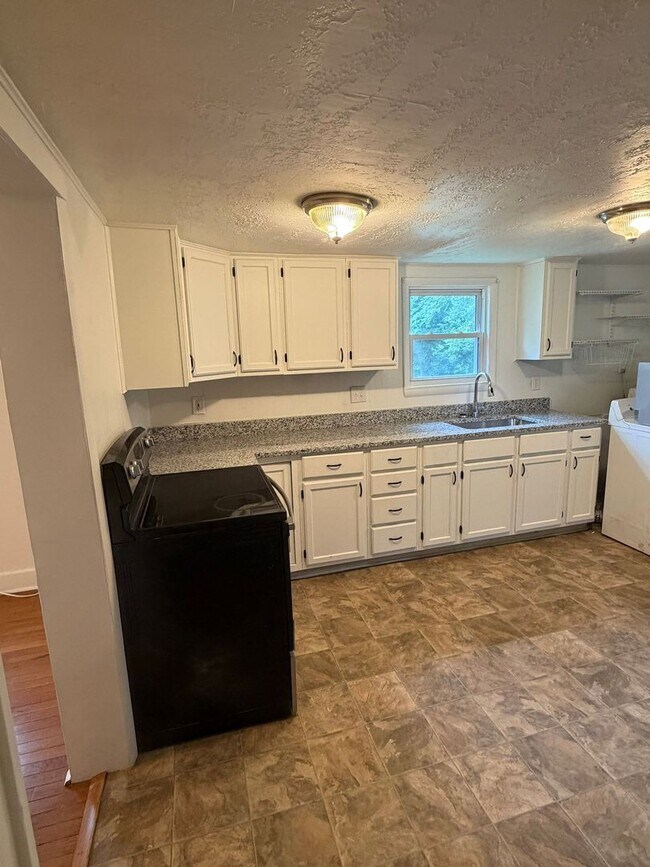 Building Photo - Charming 2 Bed 1 Bath Home with Fenced Backyard in Excelsior Springs