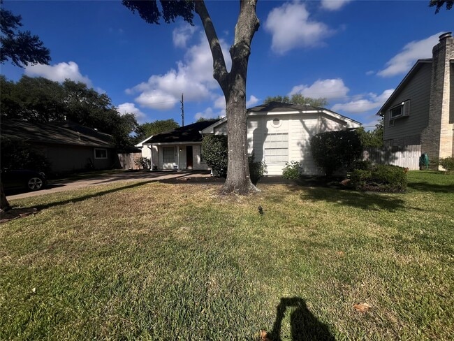 Building Photo - 15658 Pebble Lake Dr
