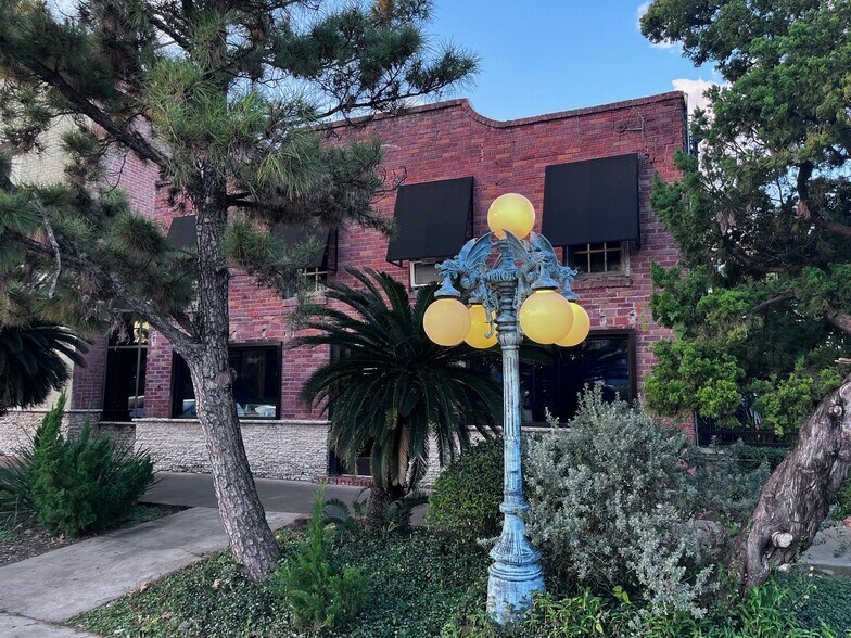 Building Photo - 405 W Drew St