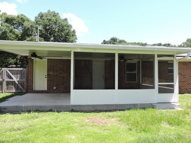 Building Photo - Easy access to Whiting Field!