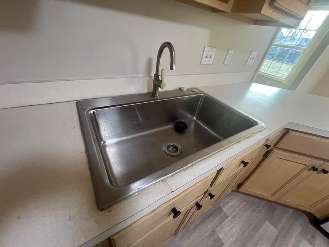 Building Photo - 1240 Inabinet Dr