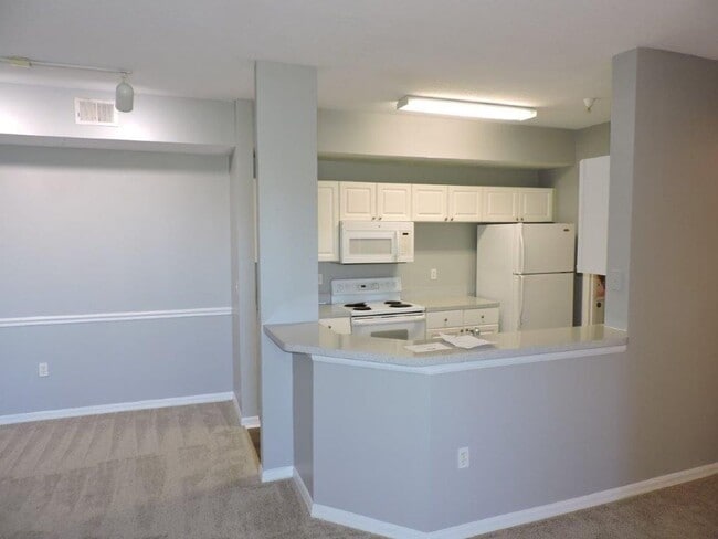 Building Photo - 2 db/2 ba Condo at The Palms Club - Community Pool & Fitness Center!